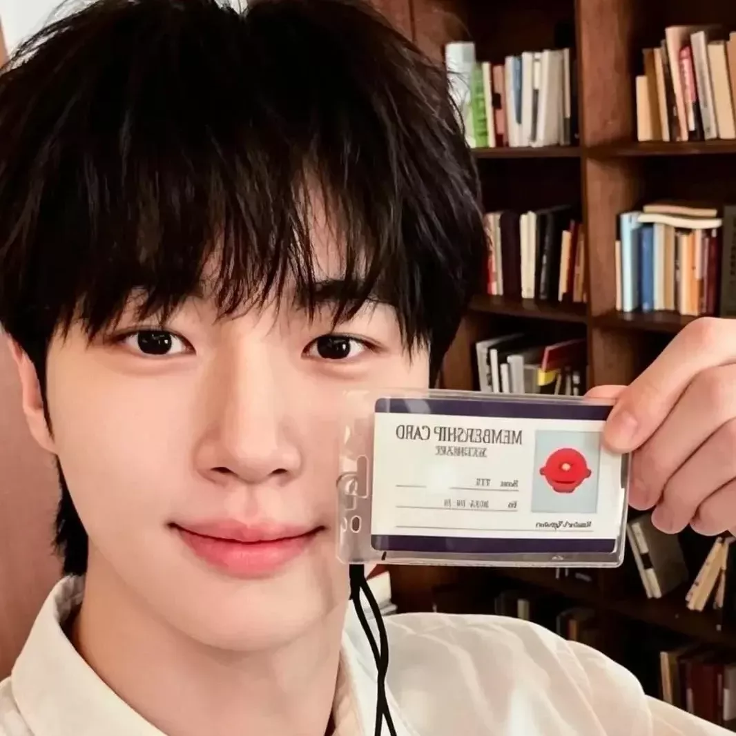 Behind-the-scenes cut of Byeon Wooseok