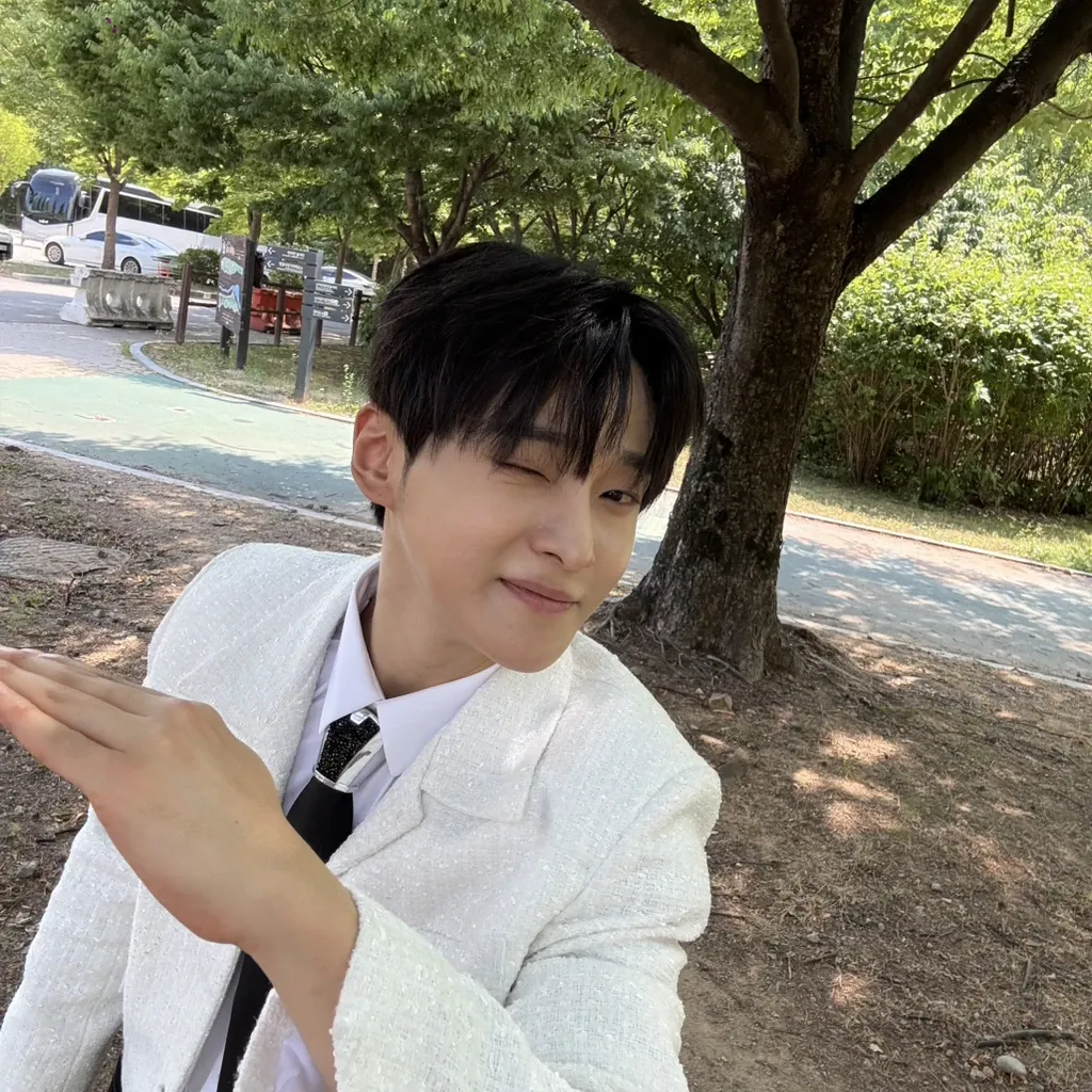 A moment captured by a fan of Seong Ri