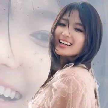 Behind-the-scenes cut of Kim Hyeyoon