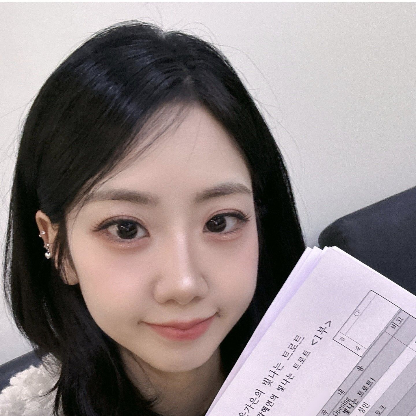 Behind-the-scenes cut of Kang Hyeyeon