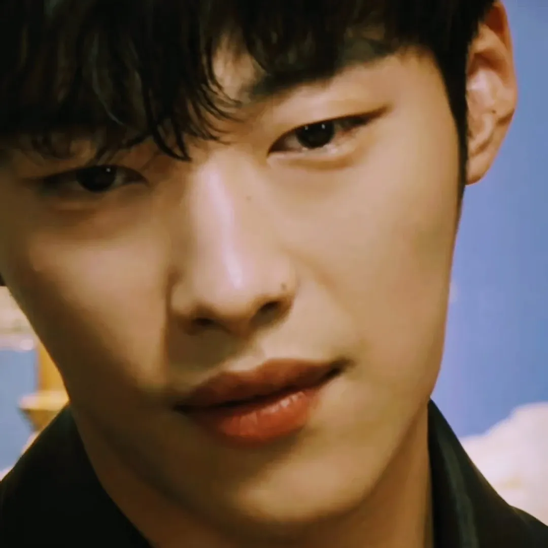 A moment captured by a fan of Woo Dohwan