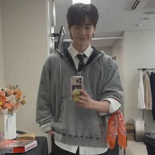 Behind-the-scenes cut of Lee Jongsuk