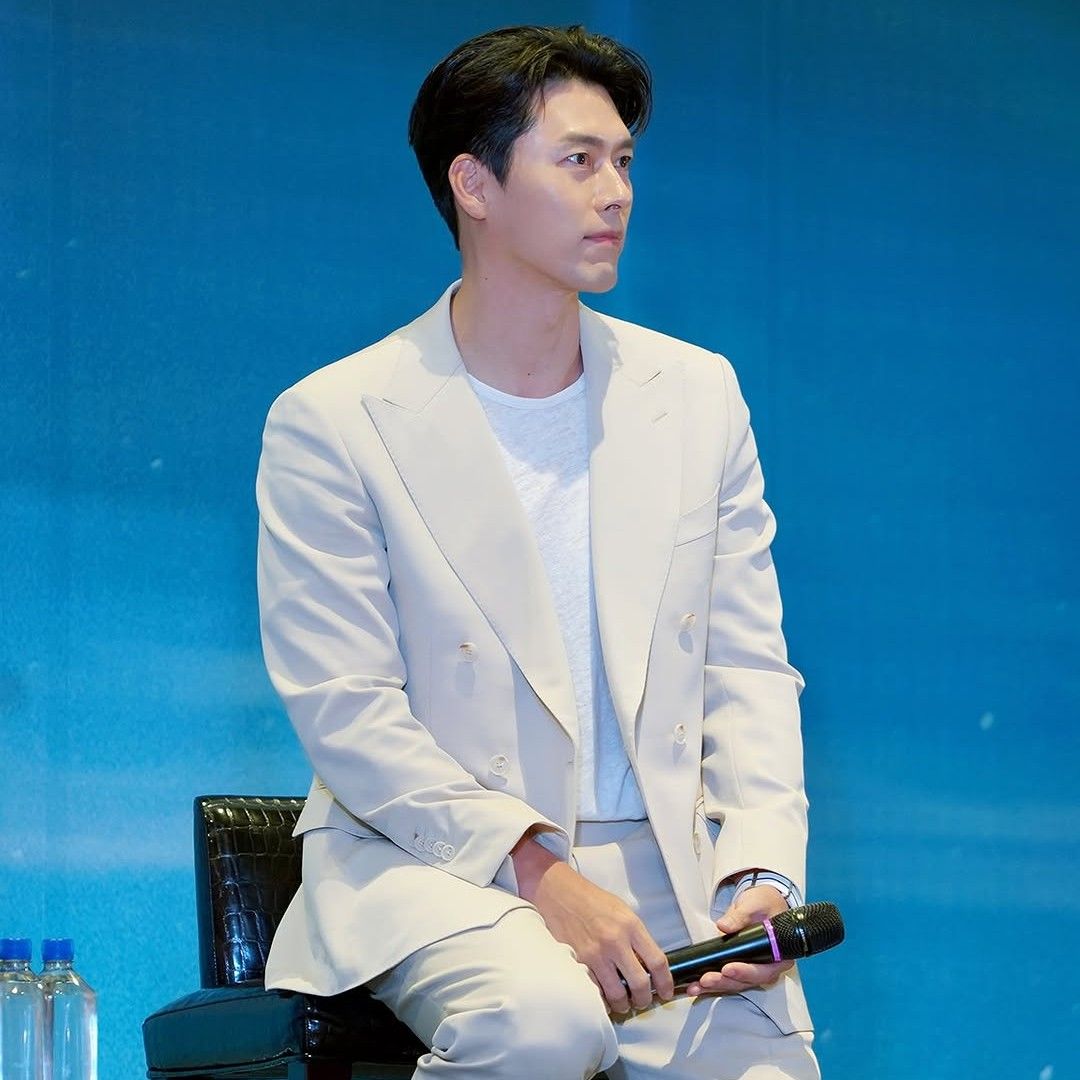 Momen yang diabadikan oleh penggemar Hyun Bin