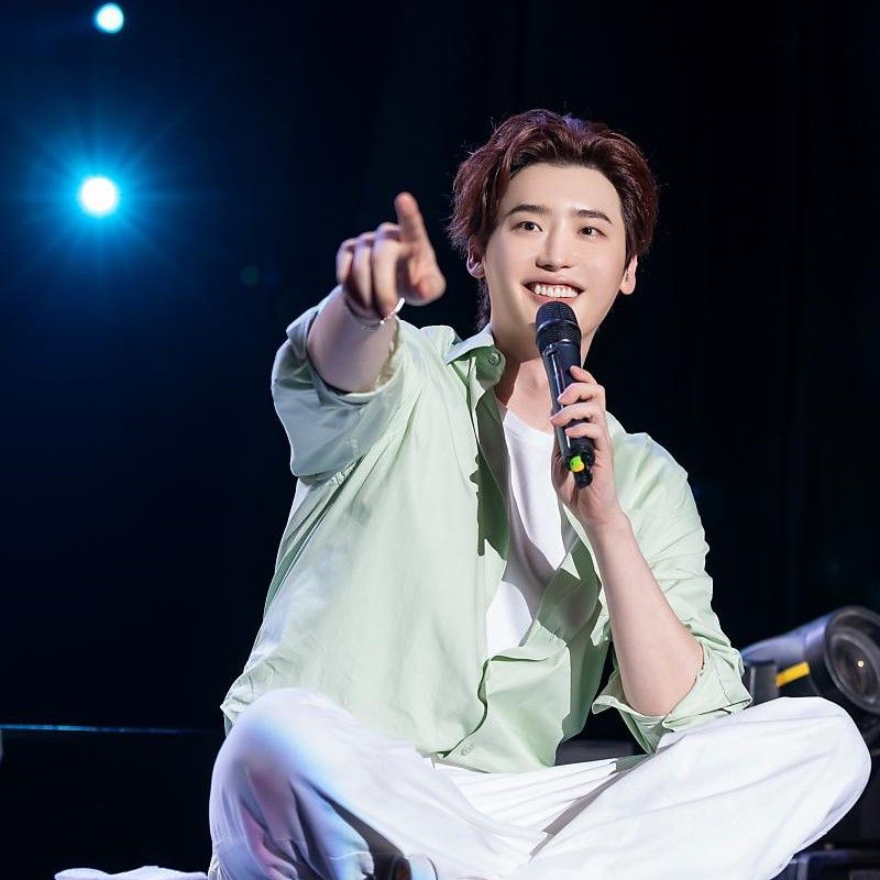 Behind-the-scenes cut of Lee Jongsuk
