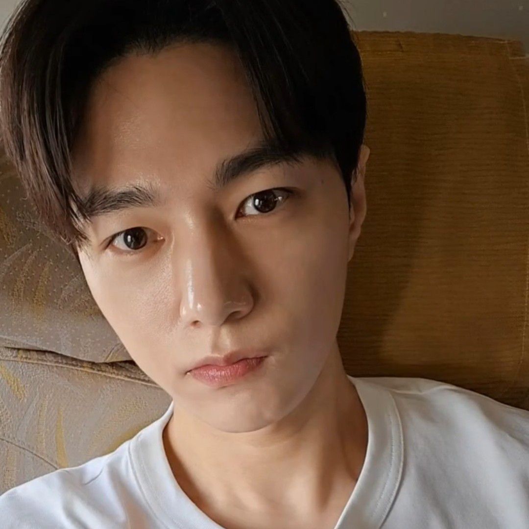 A moment captured by a fan of Kim Myungsoo (L)