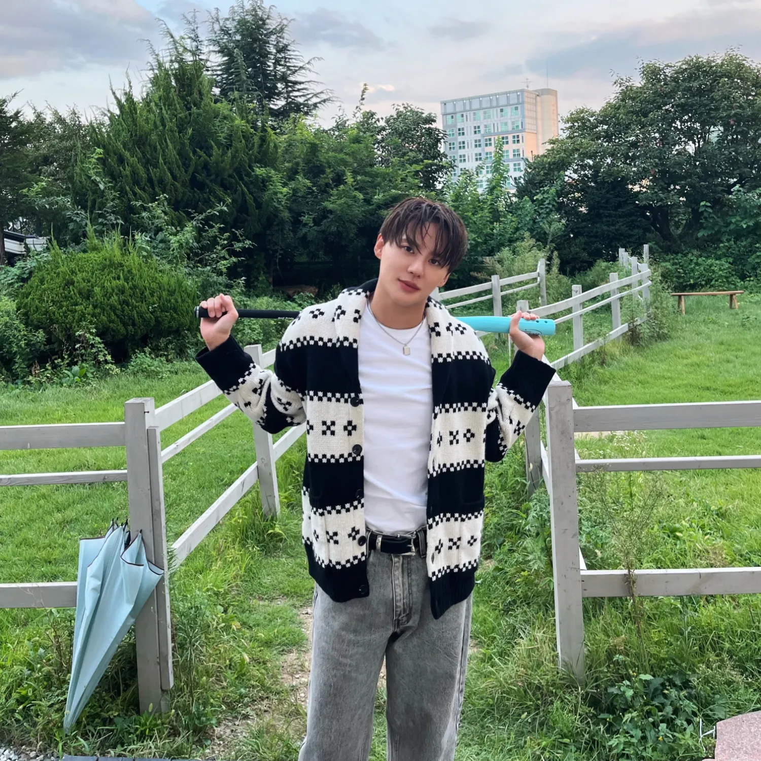 Behind-the-scenes cut of Kim Junsoo
