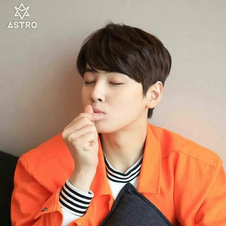 A moment captured by a fan of Cha Eunwoo