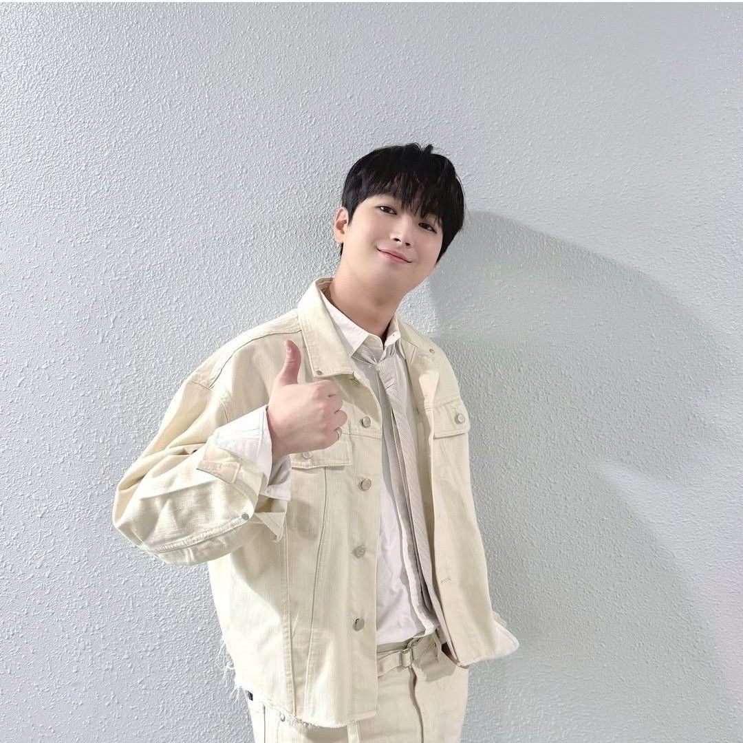 Behind-the-scenes cut of Lee Chanwon