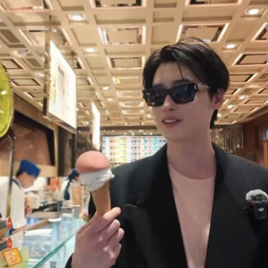 Behind-the-scenes cut of Lee Jongsuk