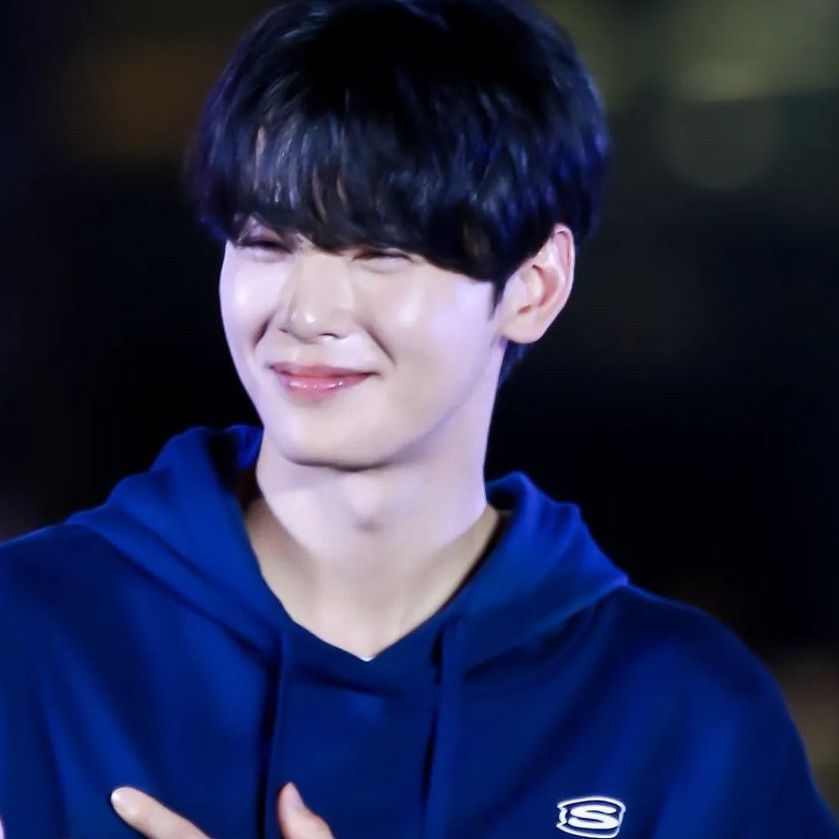 A moment captured by a fan of Cha Eunwoo