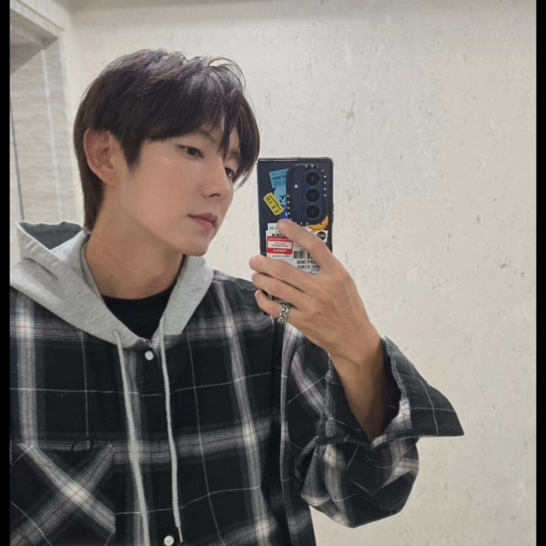 Behind-the-scenes cut of Lee Joongi