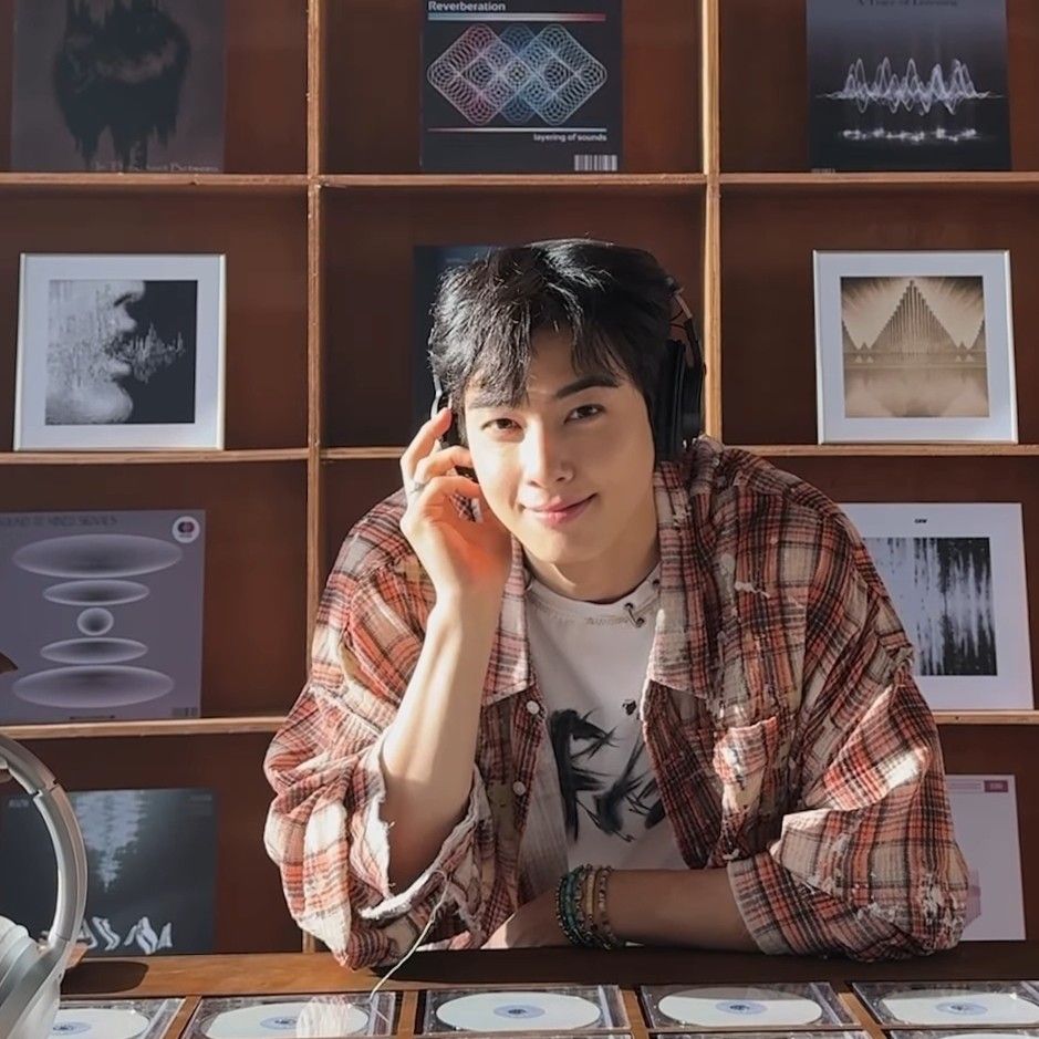 Behind-the-scenes cut of Cha Eunwoo