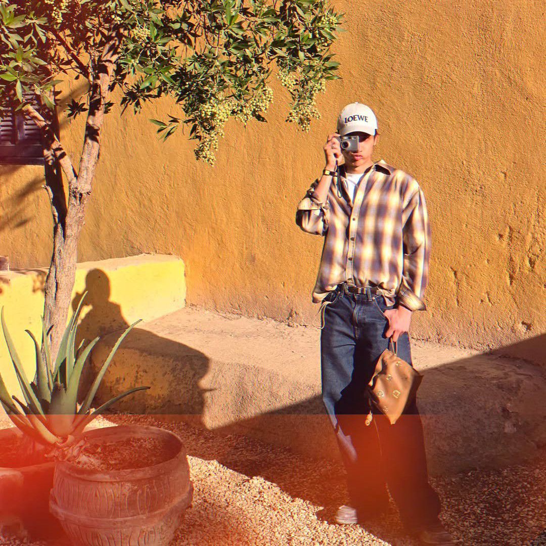 A moment captured by a fan of Tay Tawan Vihokratana