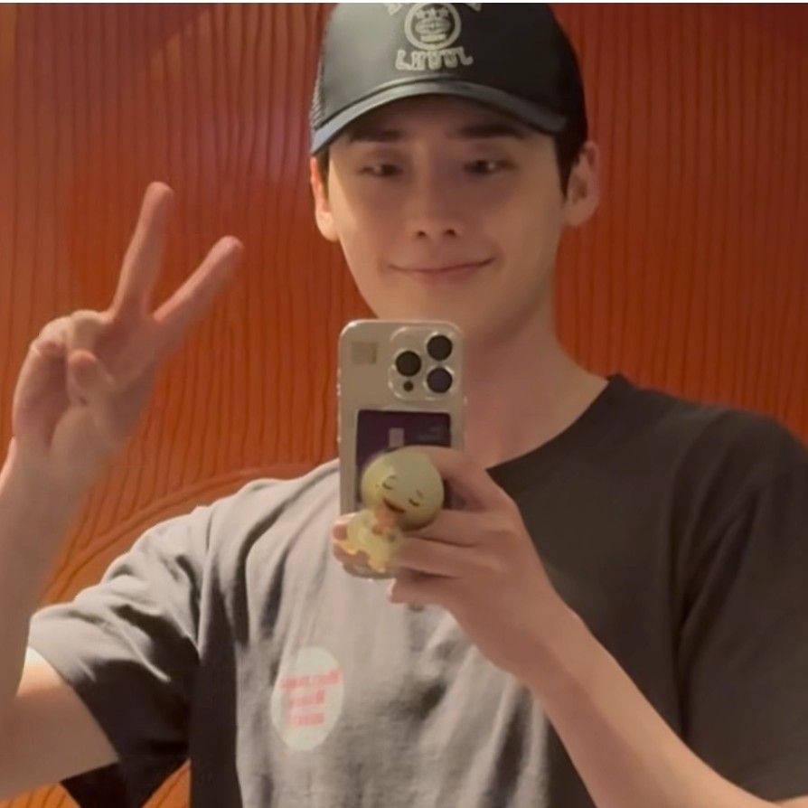 A moment captured by a fan of Lee Jongsuk