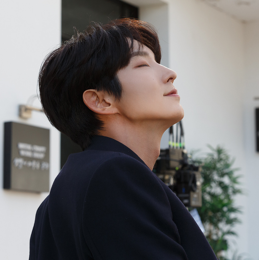 Behind-the-scenes cut of Lee Joongi