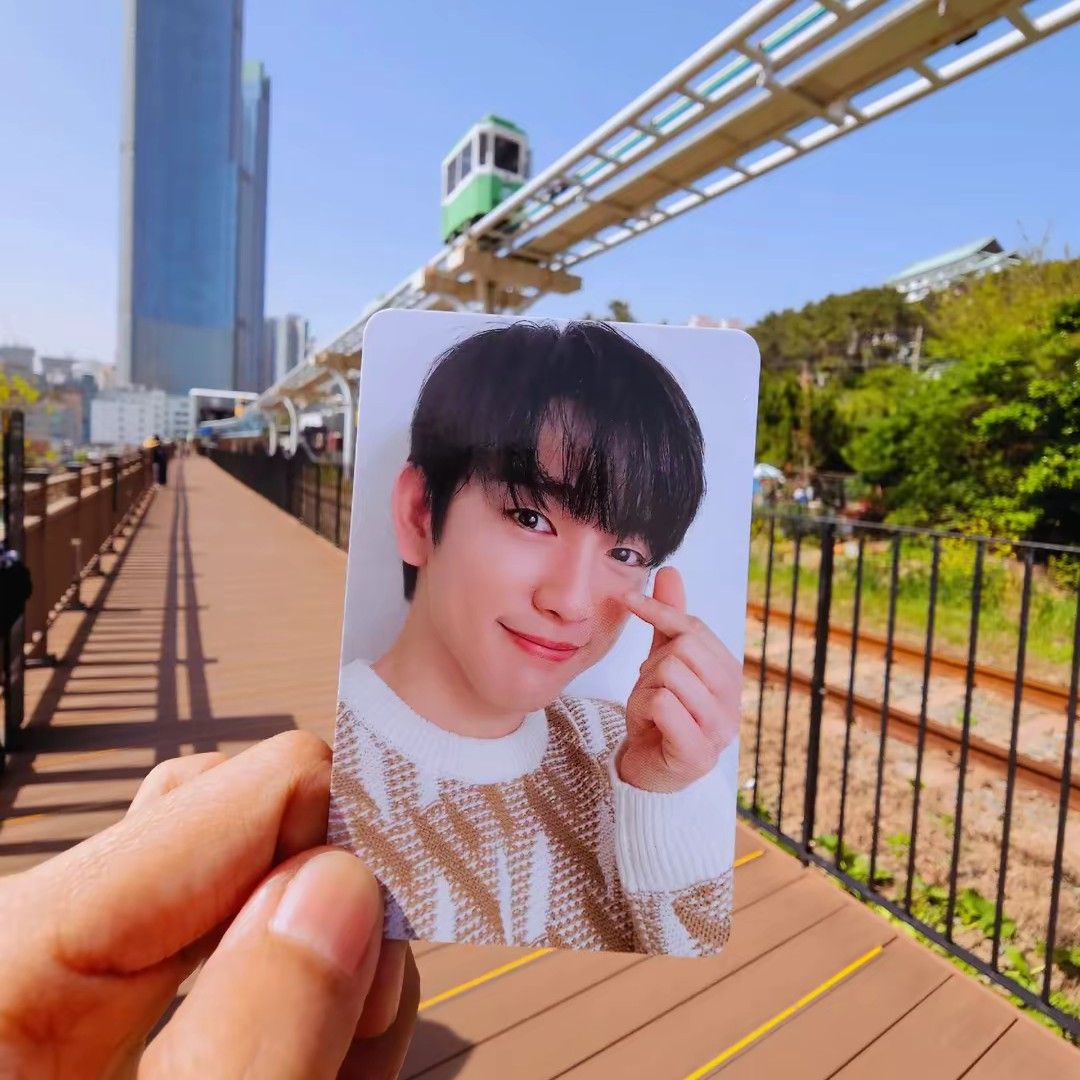 Momen yang diabadikan oleh penggemar Park Jinyoung