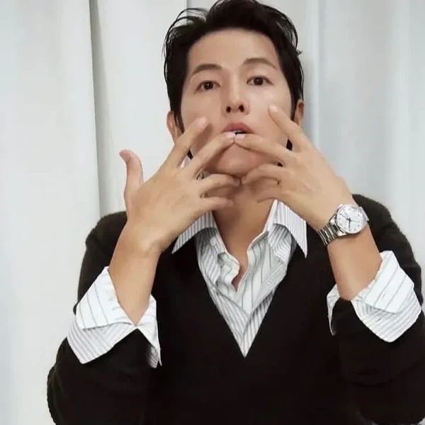 Foto profil populer Song Joongki yang dipilih melalui voting