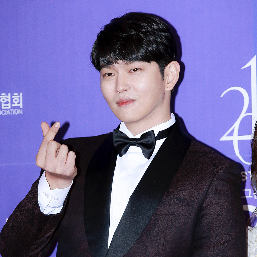 A moment captured by a fan of Yoon Kyunsang