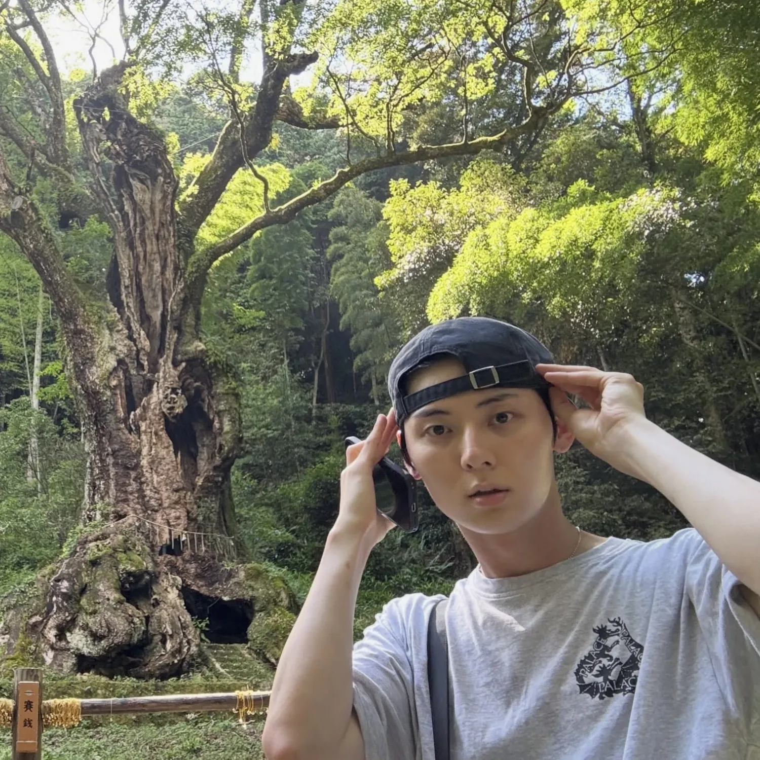 A moment captured by a fan of Hwang Minhyun