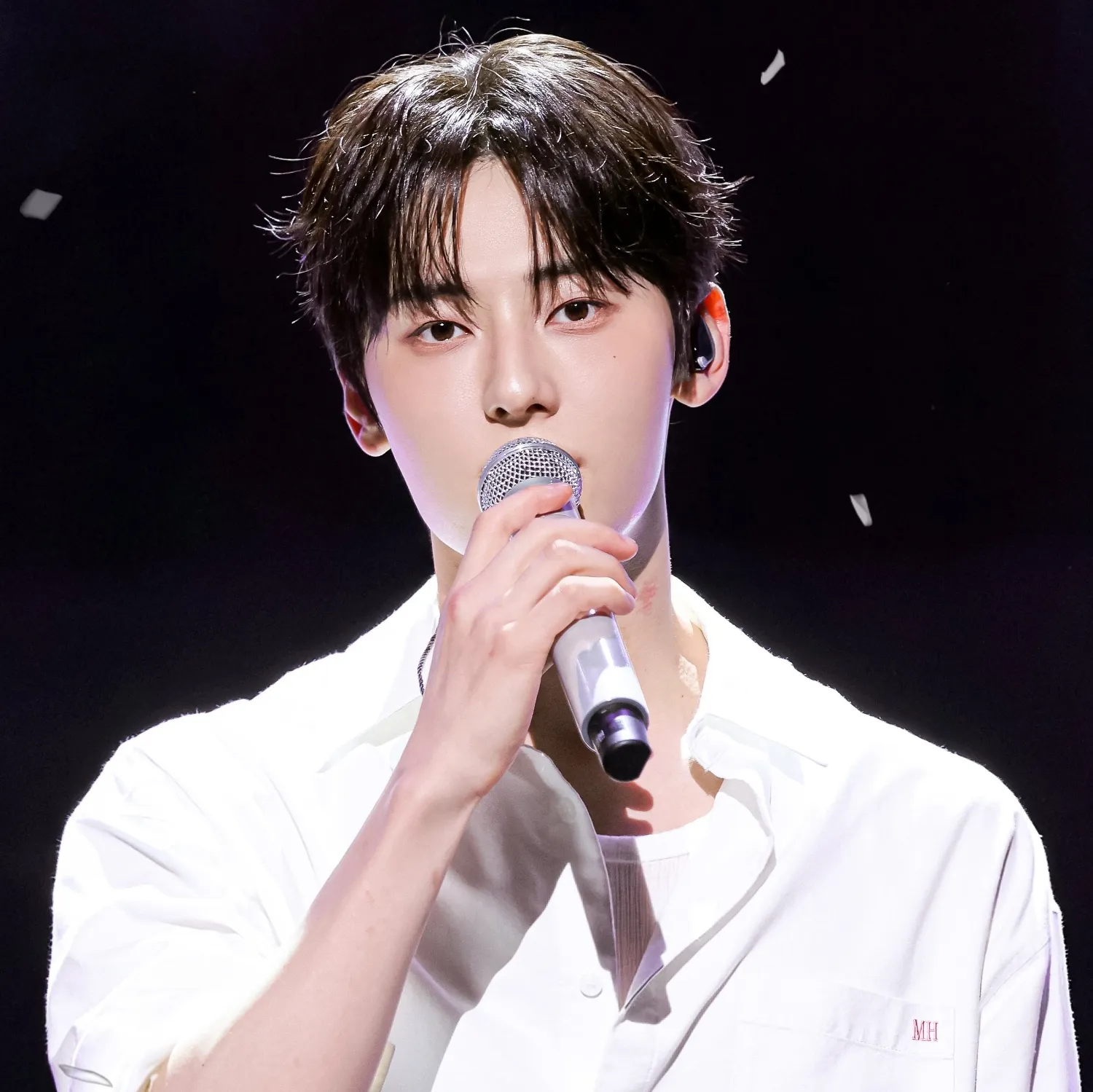 A moment captured by a fan of Hwang Minhyun