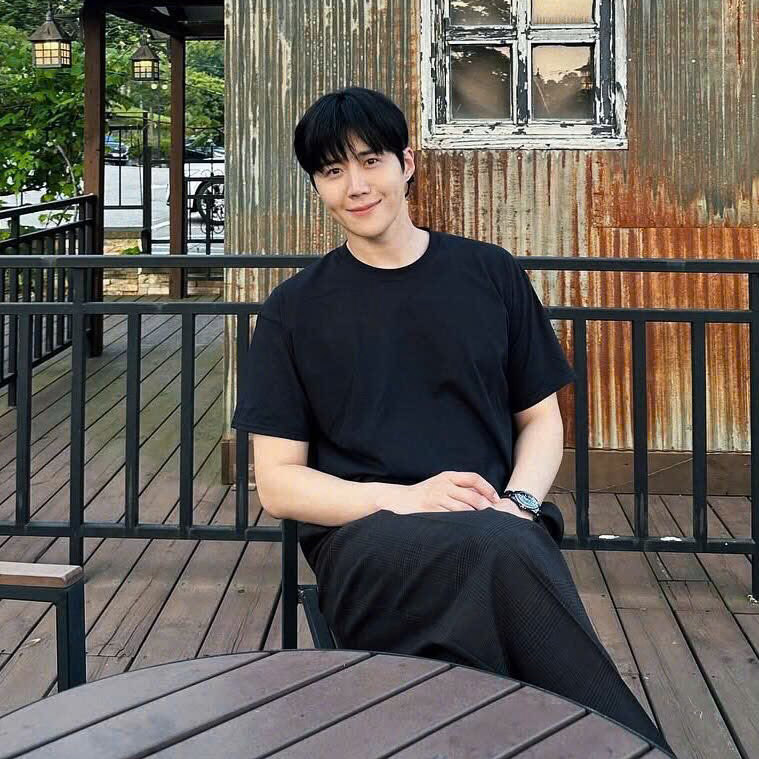 Behind-the-scenes cut of Kim Seonho