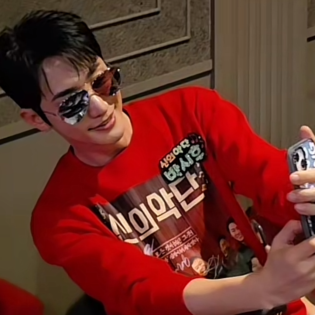 A moment captured by a fan of Park Sihoo
