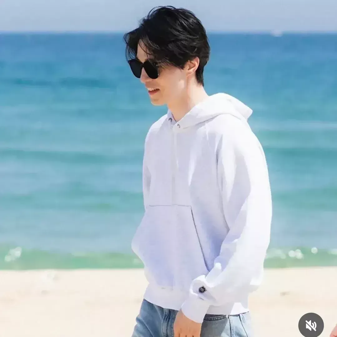 A moment captured by a fan of Lee Dongwook