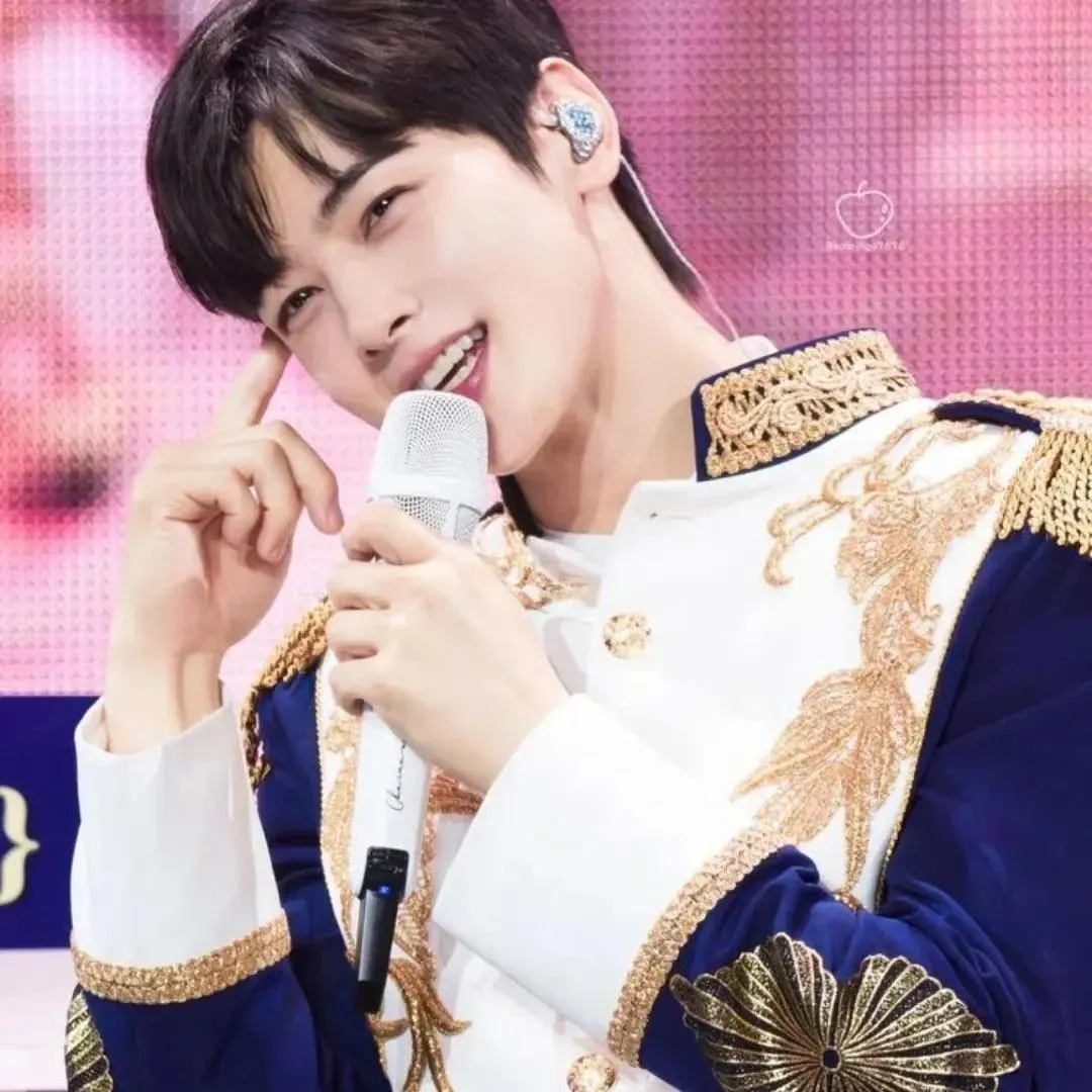 A moment captured by a fan of Cha Eunwoo