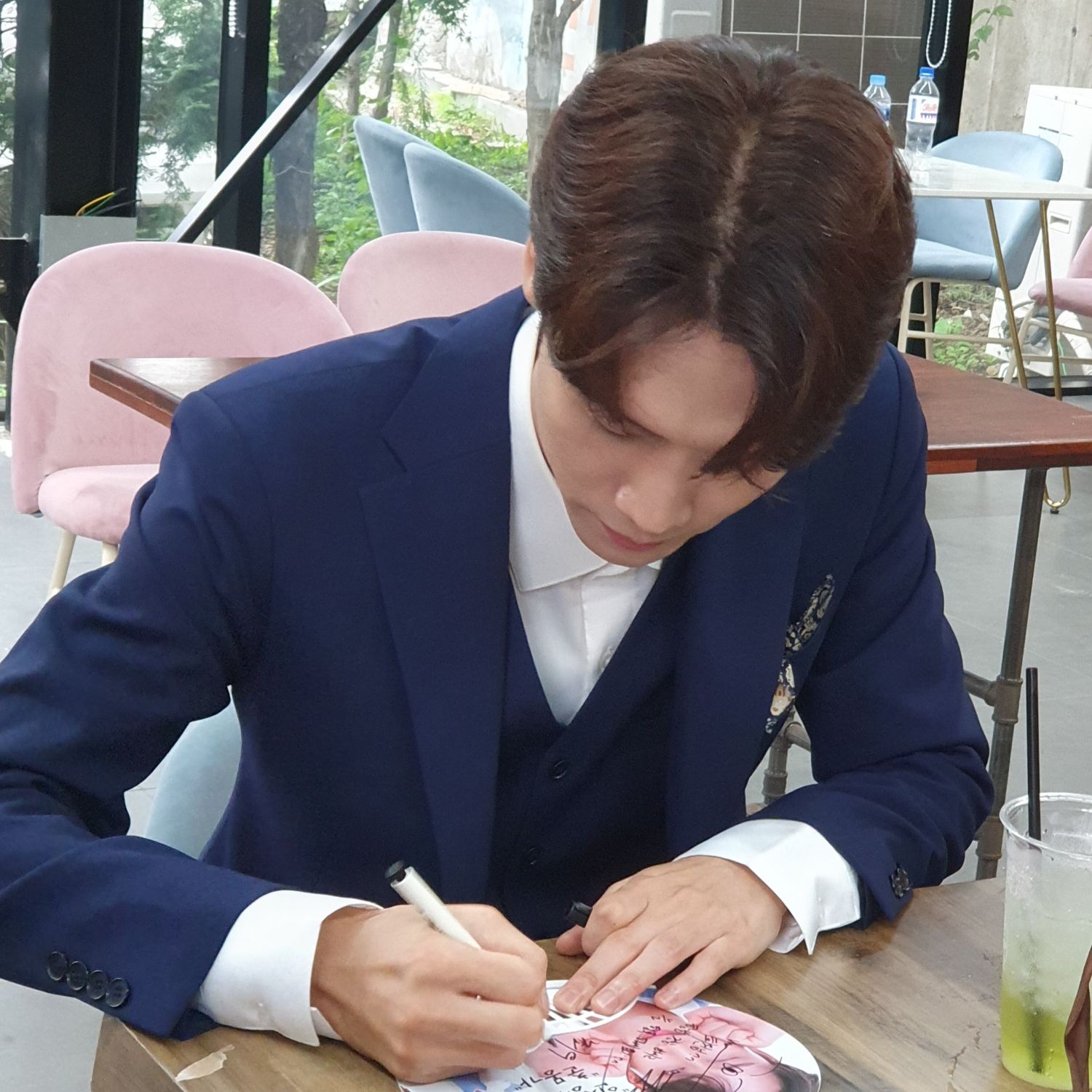 Behind-the-scenes cut of Choi Woojin