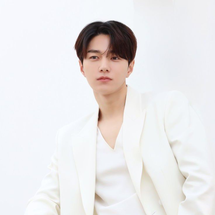 Behind-the-scenes cut of Kim Myungsoo (L)