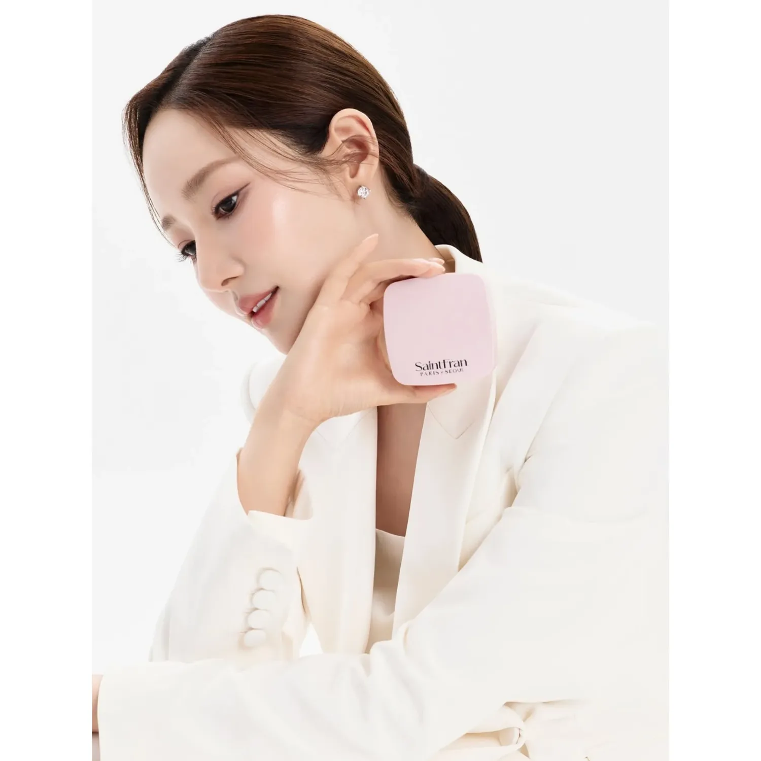Behind-the-scenes cut of Park Minyoung