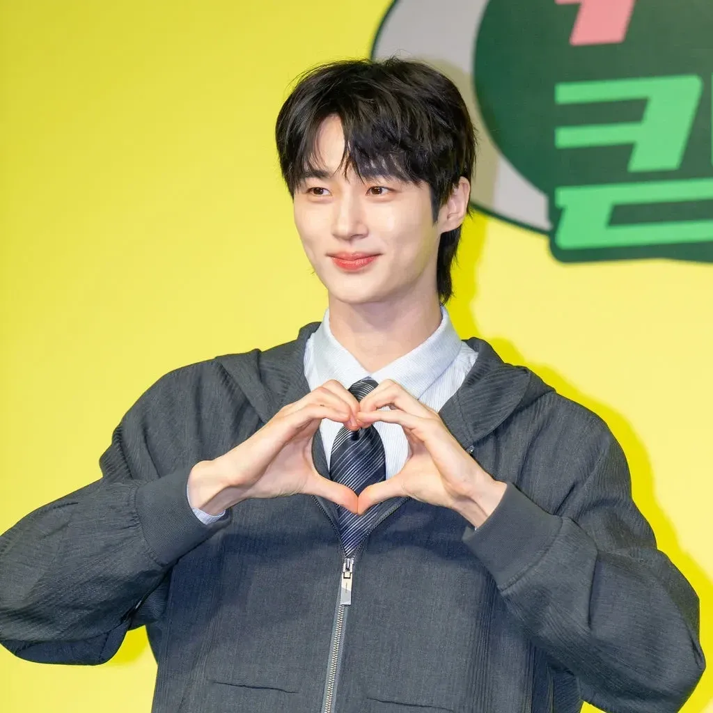 Behind-the-scenes cut of Byeon Wooseok