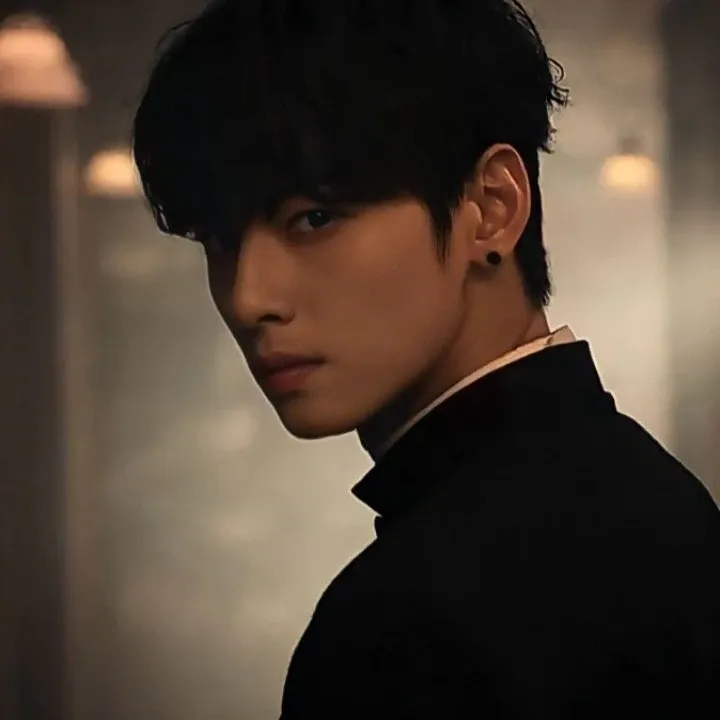 Recent activity shot of Cha Eunwoo