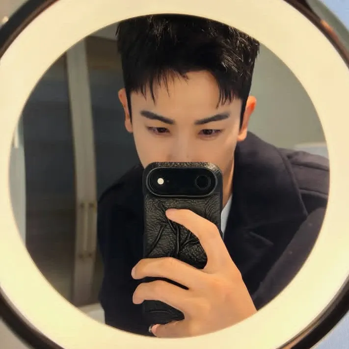 Behind-the-scenes cut of Park Hyungsik