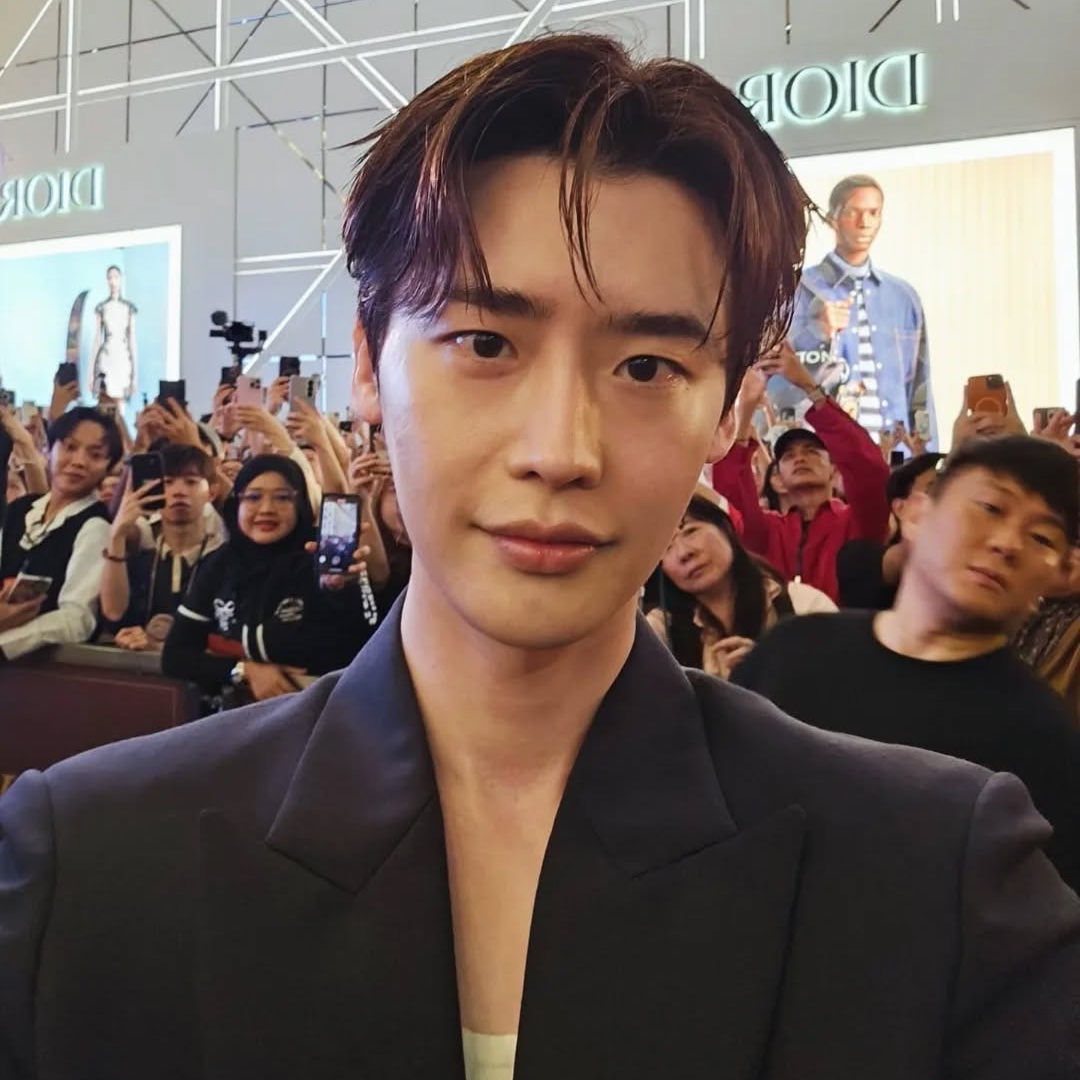 Recent activity shot of Lee Jongsuk