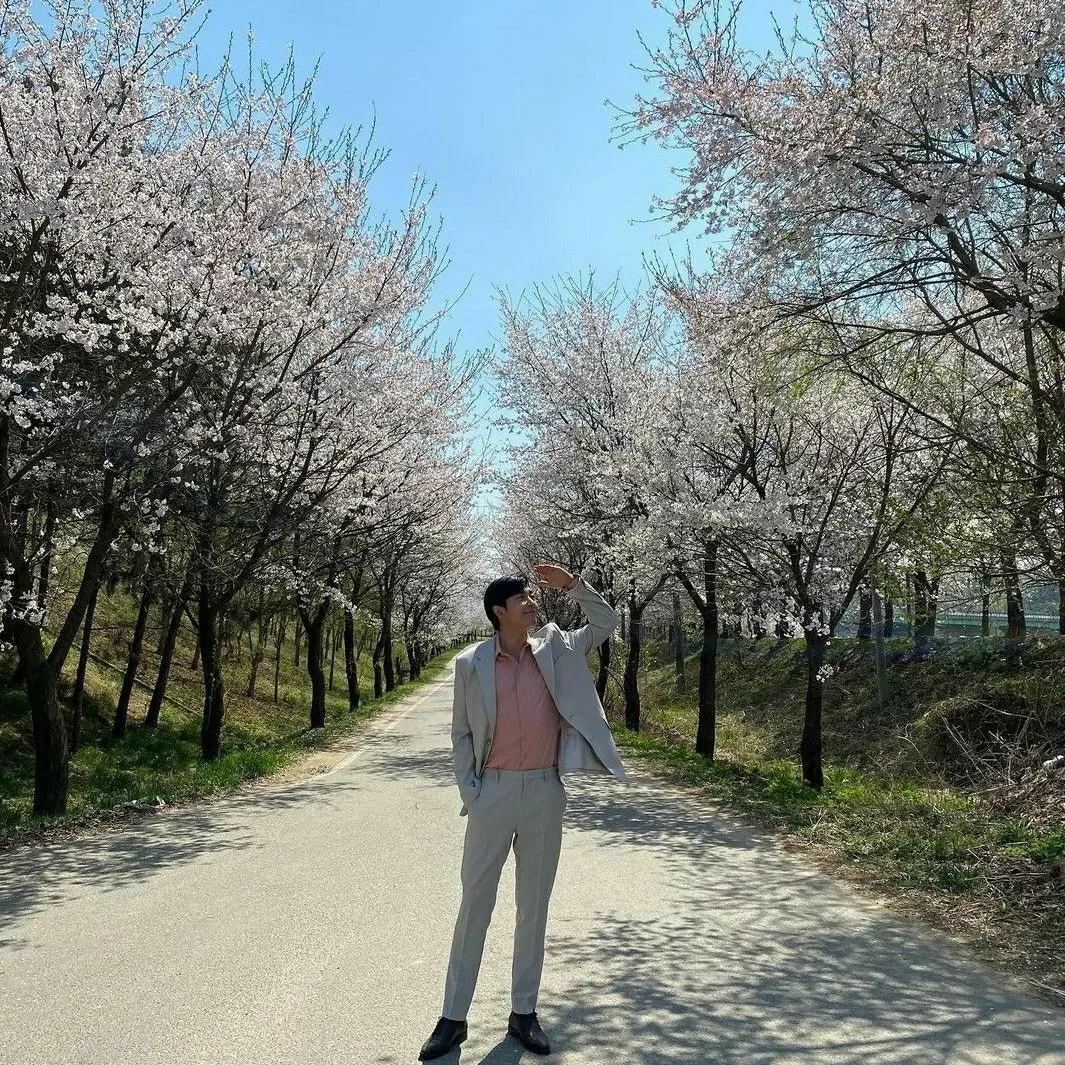 Behind-the-scenes cut of Kim Jaewook