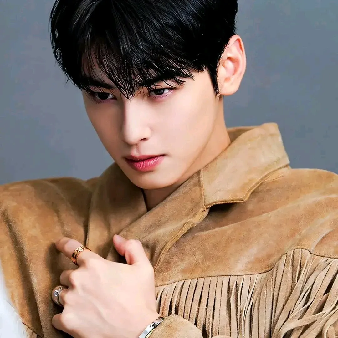 Recent activity shot of Cha Eunwoo