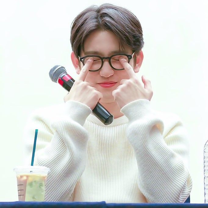 Behind-the-scenes cut of Park Jinyoung