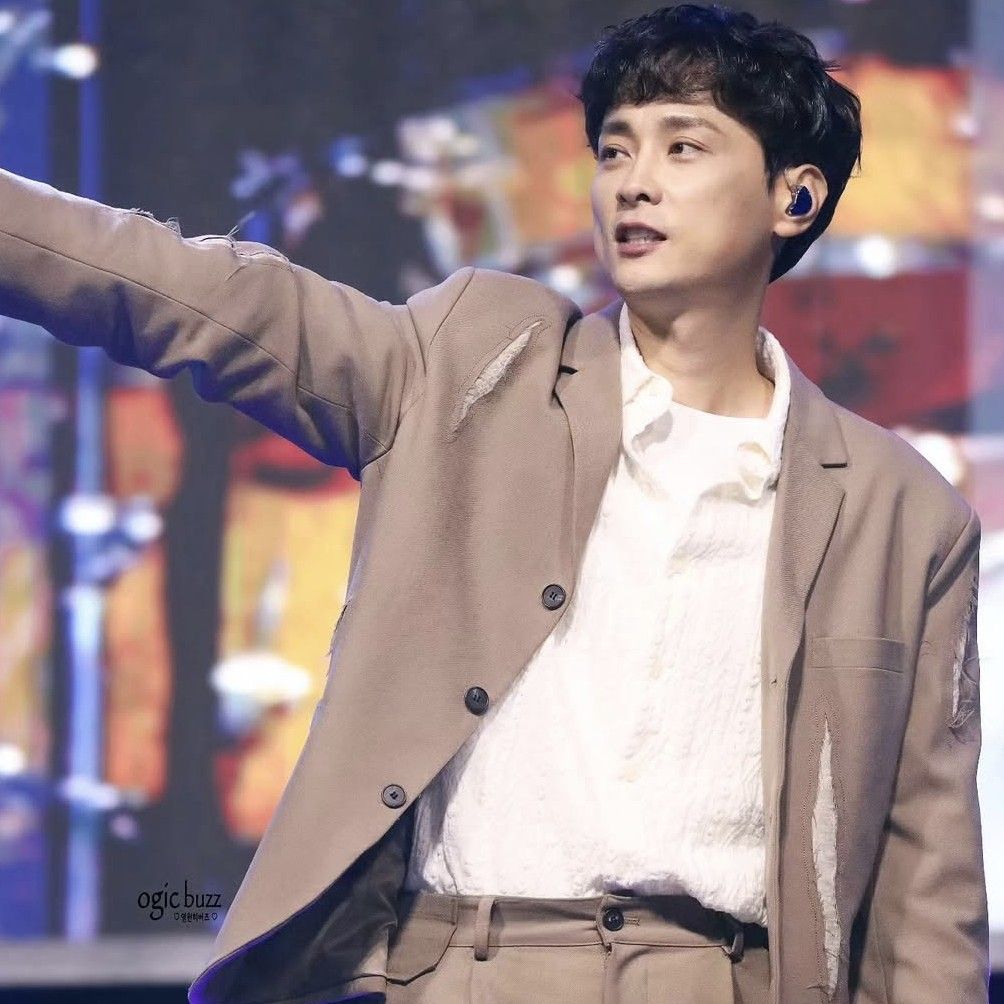 粉丝拍下的闵庚勋瞬间