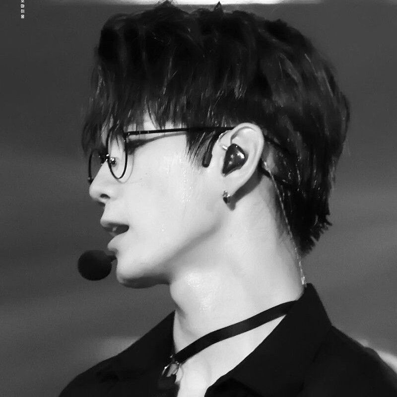 粉丝拍下的邕圣祐瞬间