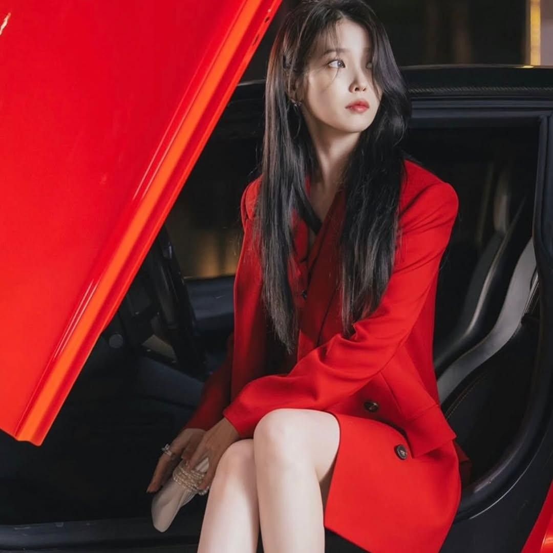 Behind-the-scenes cut of IU