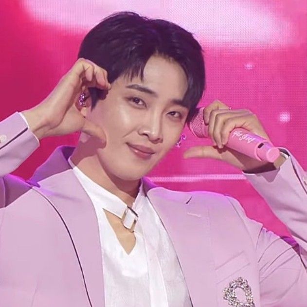 A moment captured by a fan of Hwang Yunsung