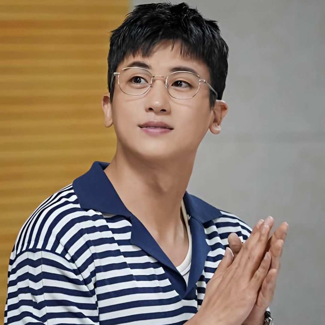 A moment captured by a fan of Park Hyungsik