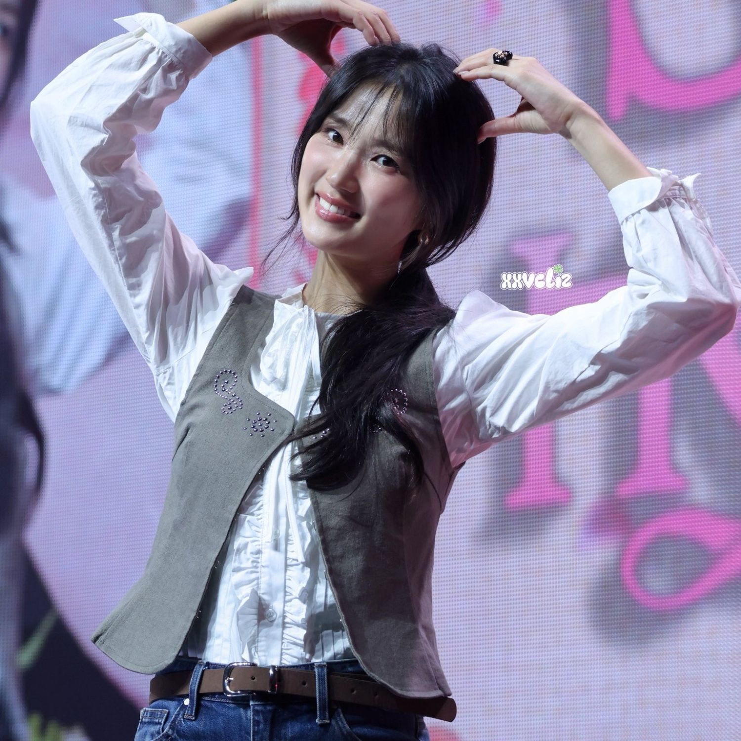 Behind-the-scenes cut of Kim Hyeyoon