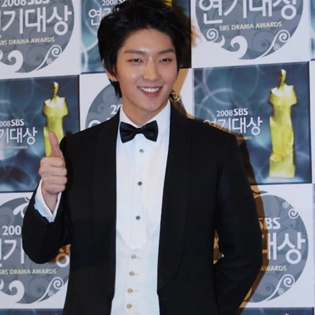 Recent activity shot of Lee Joongi