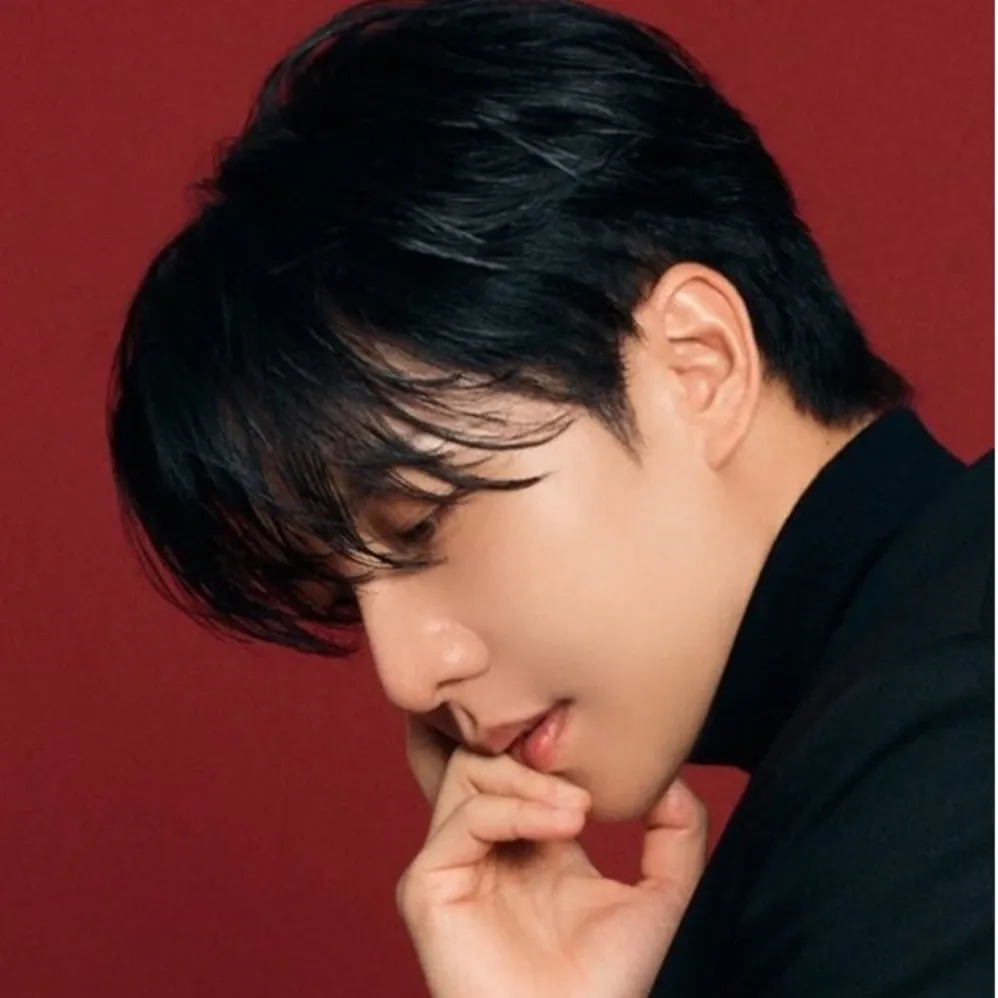 Latest photo of Lee Seunggi