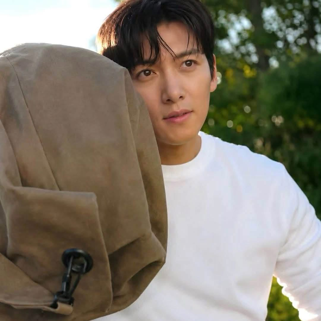 Behind-the-scenes cut of Ji Changwook