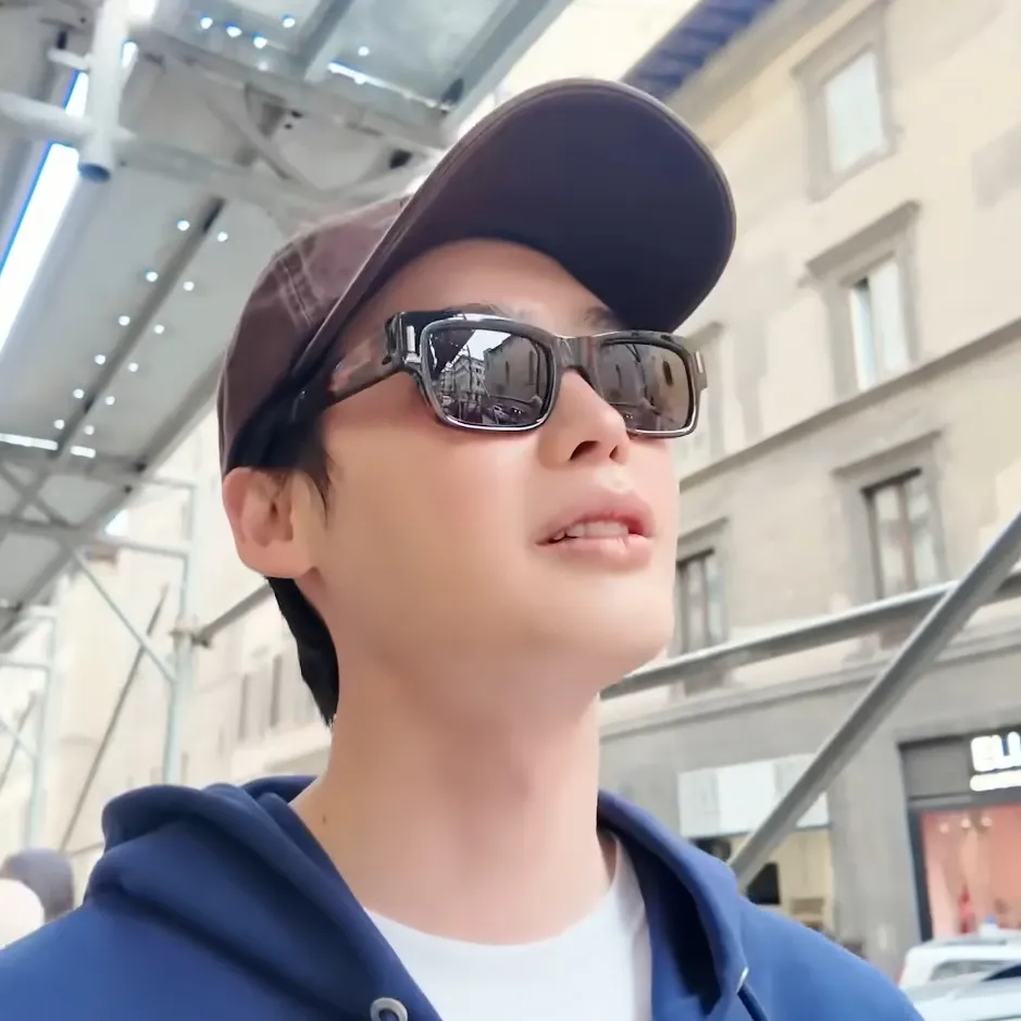 Behind-the-scenes cut of Lee Jongsuk