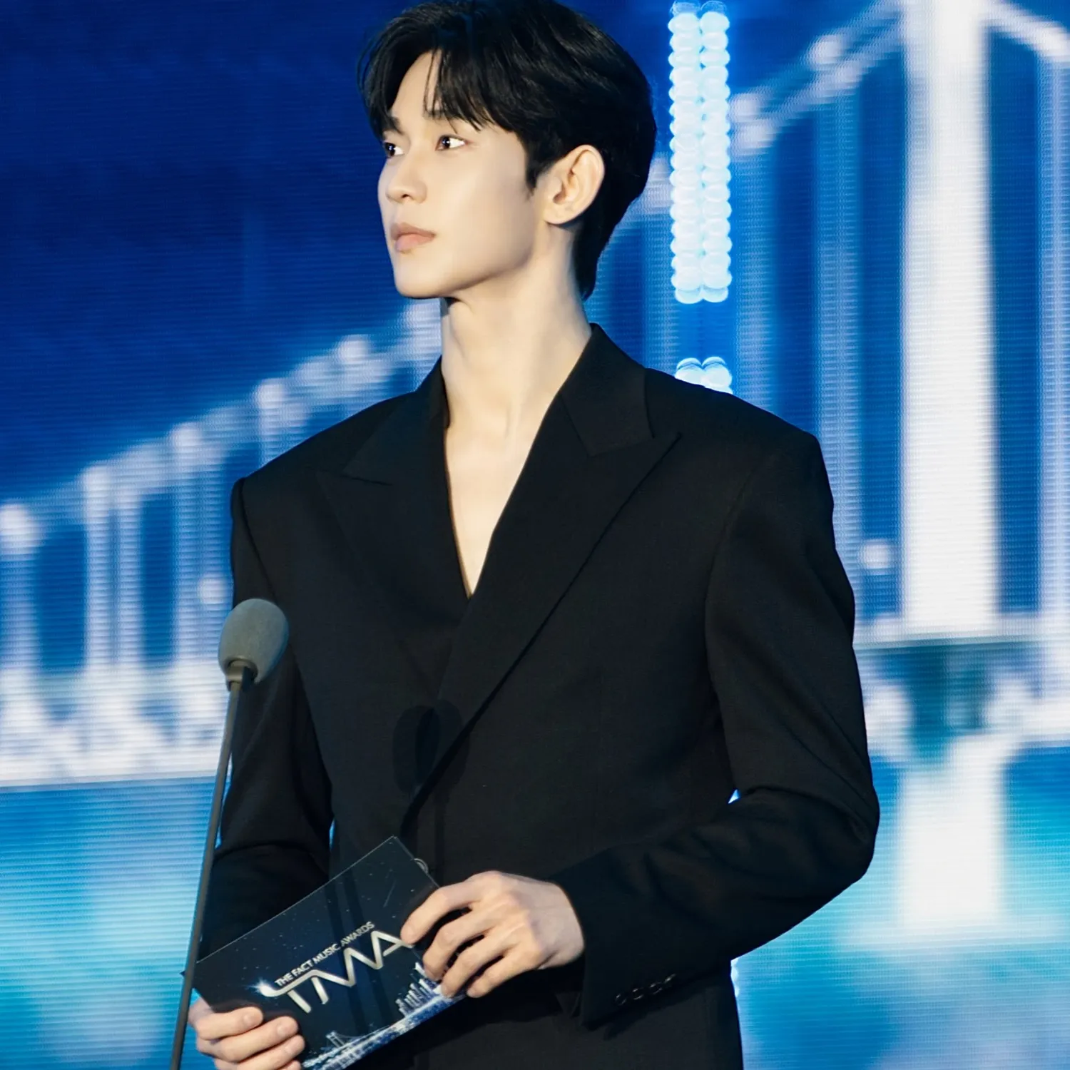 김수현의 최신 사진