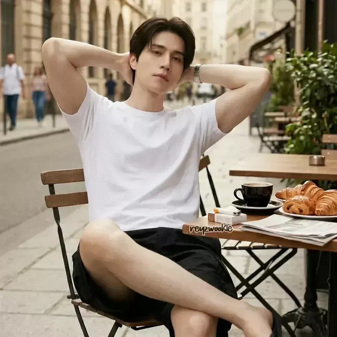A moment captured by a fan of Lee Dongwook
